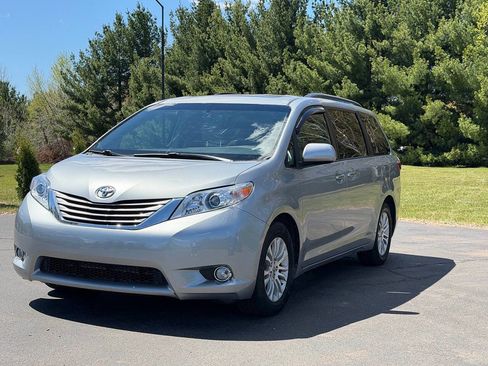 Used 2015 Toyota Sienna XLE FWD image 2