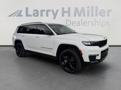 Used 2023 Jeep Grand Cherokee L Limited w/ Black Appearance Package AWD/4WD image 7