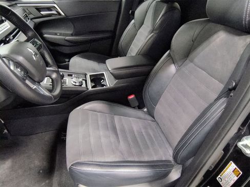 Used 2024 Mitsubishi Outlander SE image 3