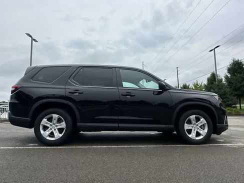 Used 2023 Honda Pilot LX image 3