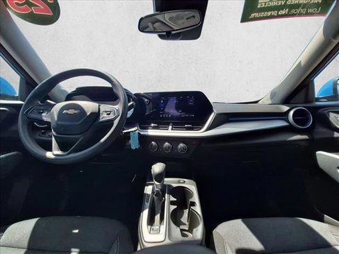 Used 2025 Chevrolet Trax LS w/ LS Convenience Package FWD image 2
