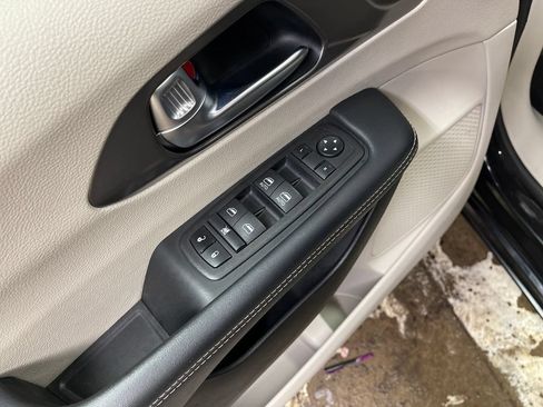 Used 2023 Chrysler Pacifica Touring-L FWD image 16