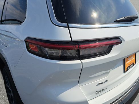 Certified 2023 Jeep Grand Cherokee L Limited AWD/4WD image 35