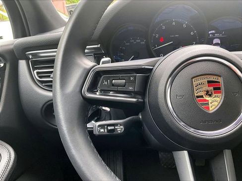 Certified 2025 Porsche Macan AWD/4WD image 23