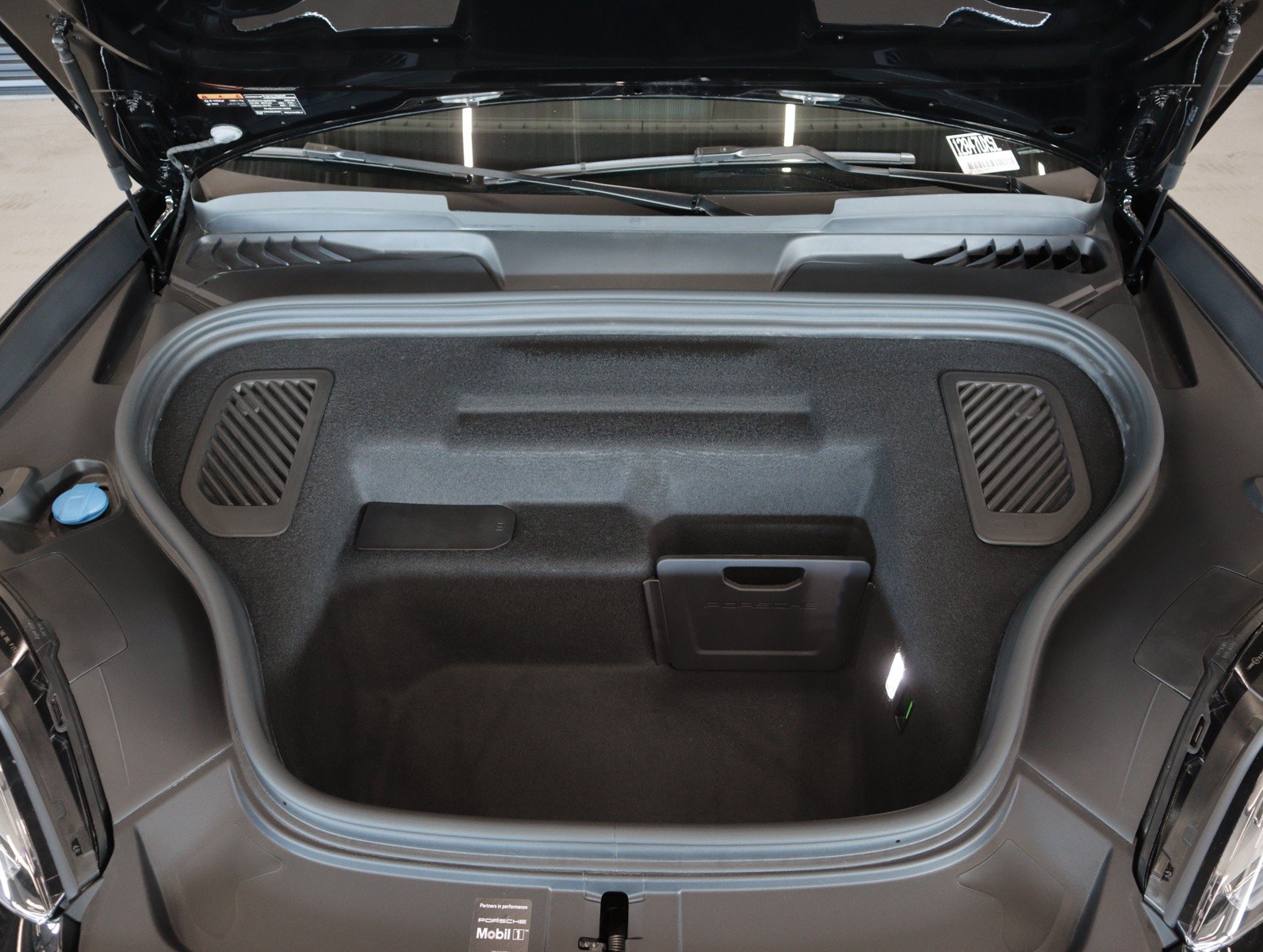 Certified 2026 Porsche Macan Electric RWD image 27