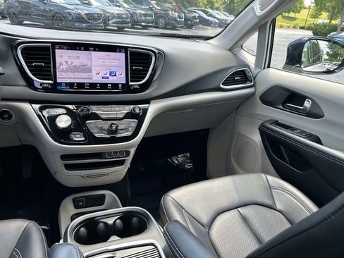 Used 2024 Chrysler Pacifica Touring-L FWD image 19