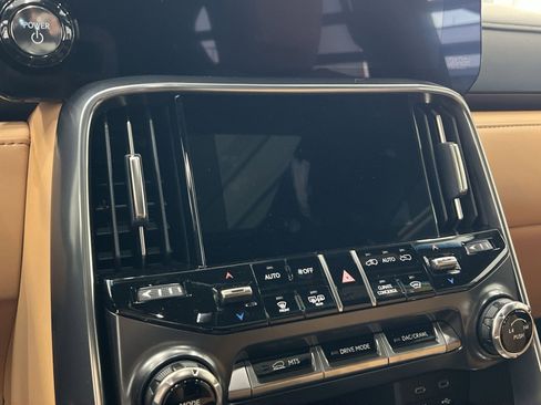 Used 2025 Lexus LX 700h Luxury image 17