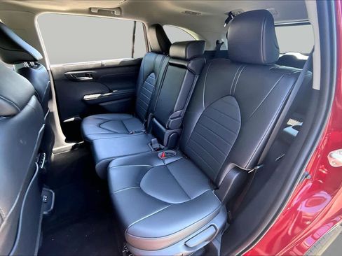 Used 2022 Toyota Highlander XLE AWD/4WD image 19