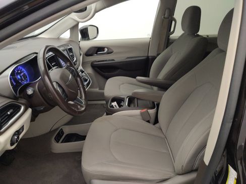 Used 2019 Chrysler Pacifica Touring Plus w/ Tire & Wheel Group FWD image 17