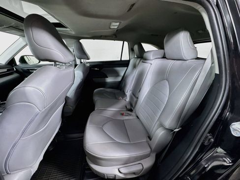 Used 2023 Toyota Highlander XLE AWD/4WD image 21