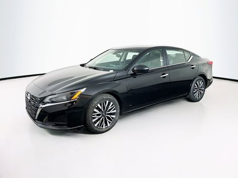 Used 2025 Nissan Altima 2.5 SV image 3