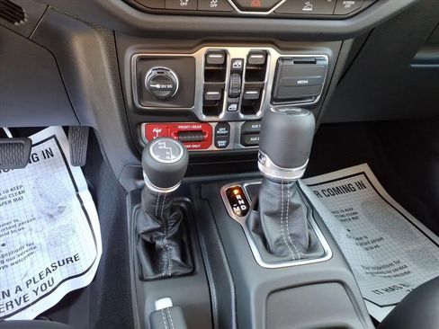 New 2025 Jeep Wrangler Unlimited Rubicon w/ Technology Group image 18