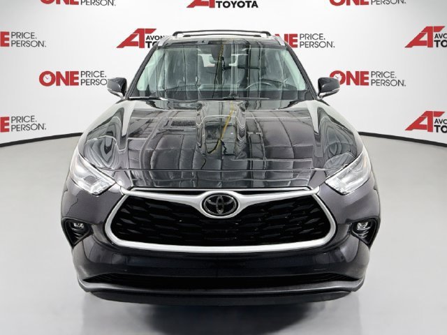 Used 2023 Toyota Highlander XLE FWD image 2