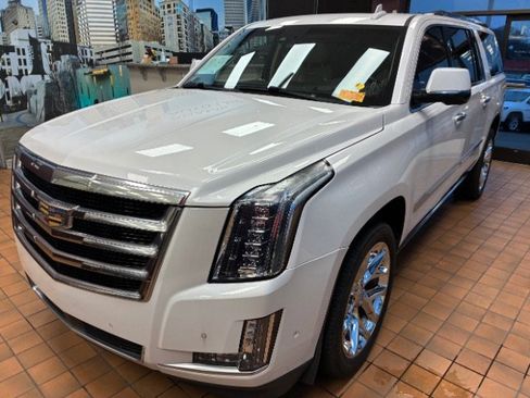 Used 2017 Cadillac Escalade ESV Premium Luxury image 8