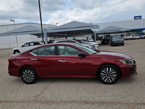 Used 2025 Nissan Altima 2.5 SV FWD image 9