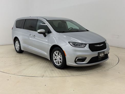 Used 2023 Chrysler Pacifica Touring-L FWD image 7