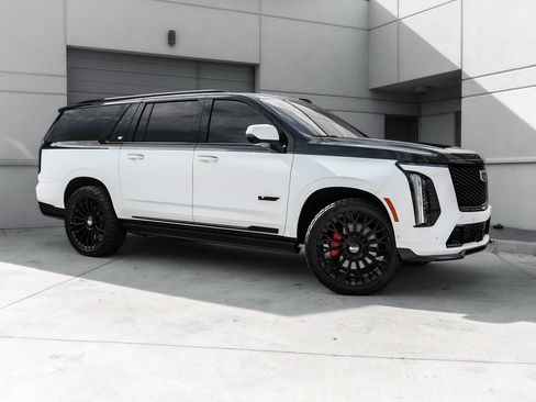 Used 2025 Cadillac Escalade ESV V image 1