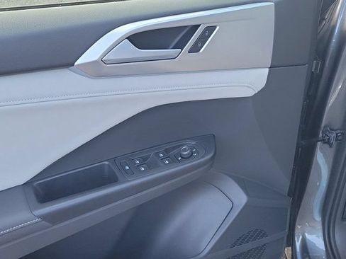 Certified 2025 Volkswagen Taos SE FWD image 16