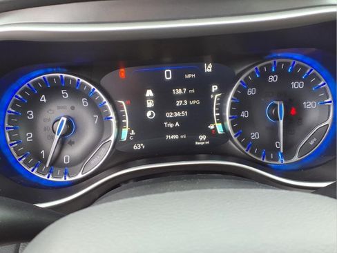 Used 2023 Chrysler Pacifica Touring-L FWD image 14
