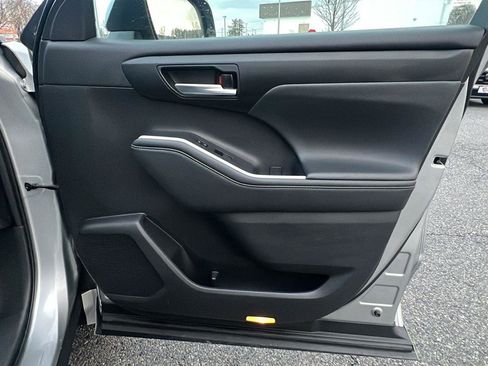 Used 2021 Toyota Highlander XLE image 12