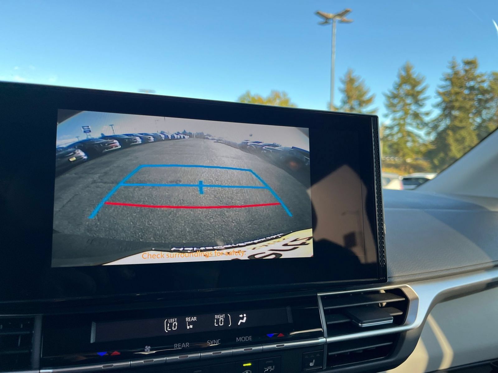 Used 2025 Toyota Sienna XLE FWD image 25