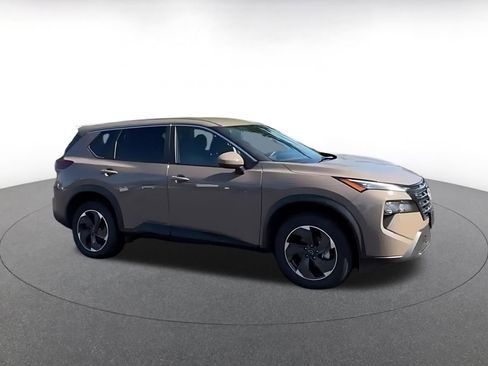 Used 2025 Nissan Rogue SV AWD/4WD image 2