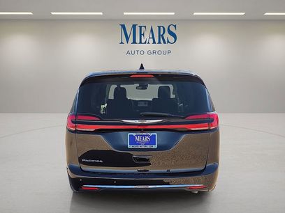 Used 2023 Chrysler Pacifica Touring-L