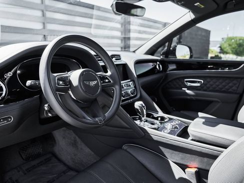 Used 2025 Bentley Bentayga AWD/4WD image 2
