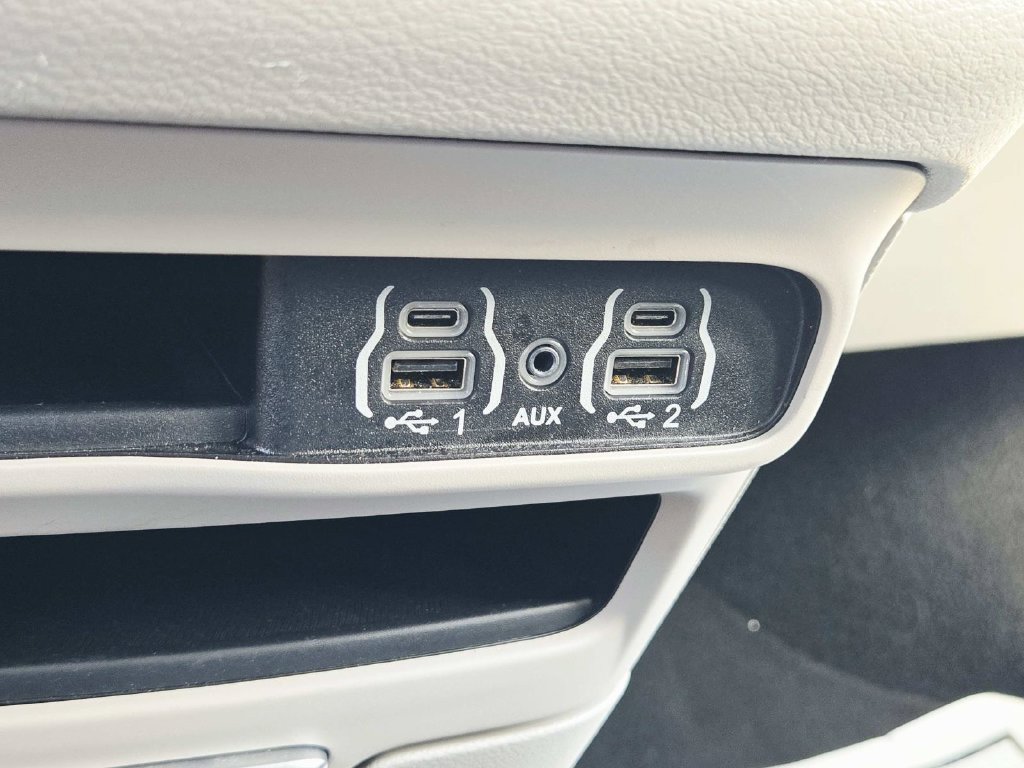 Used 2024 Chrysler Pacifica Touring-L FWD image 30