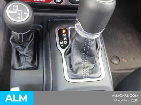 Used 2025 Jeep Gladiator Rubicon w/ Convenience Group AWD/4WD image 18