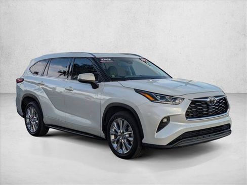 Used 2023 Toyota Highlander Limited image 3