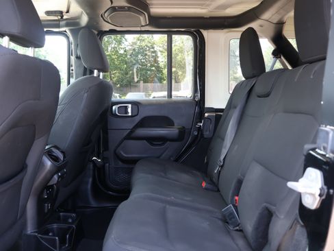 Used 2019 Jeep Wrangler Unlimited Sahara AWD/4WD image 16