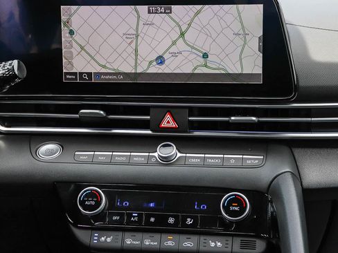 Used 2025 Hyundai Elantra Limited FWD image 18