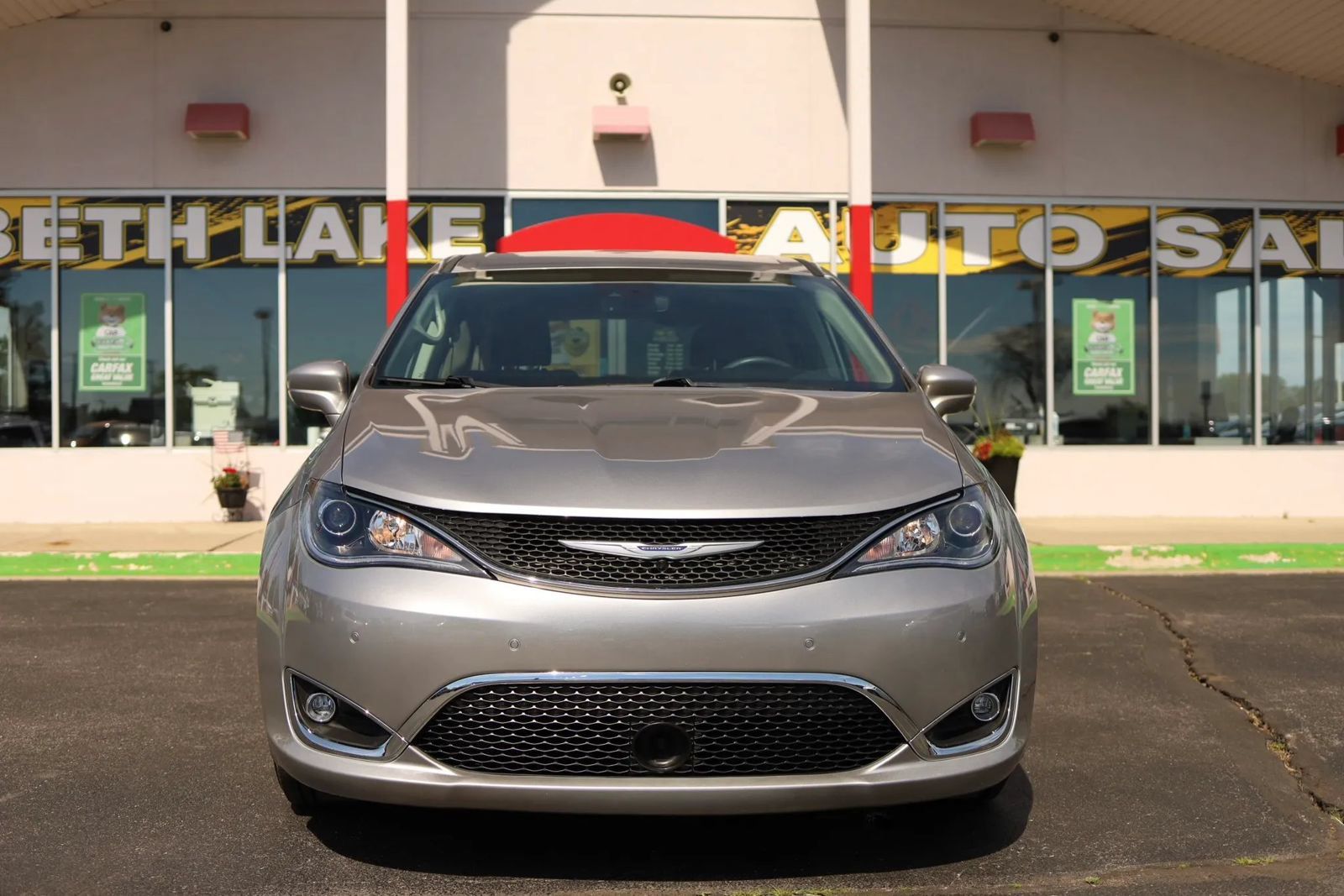 Used 2020 Chrysler Pacifica Touring w/ Advanced Safetytec Group FWD image 2