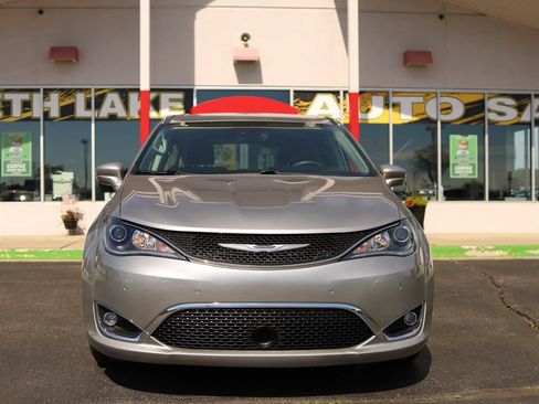 Used 2020 Chrysler Pacifica Touring w/ Advanced Safetytec Group FWD image 2
