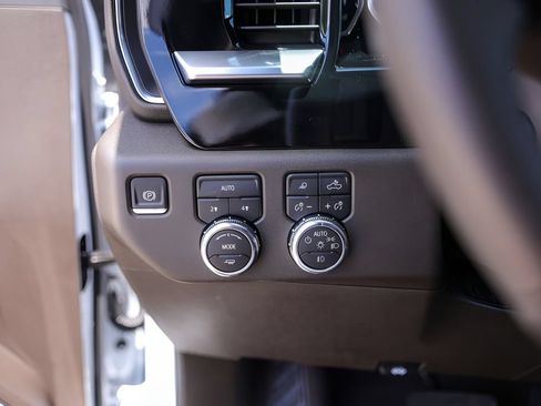 Used 2026 GMC Sierra 1500 SLT AWD/4WD image 18