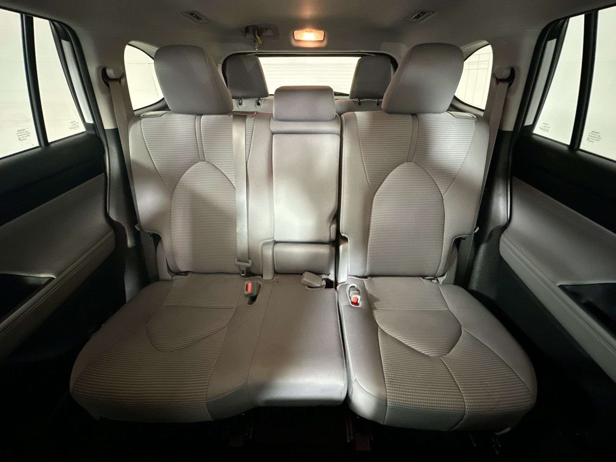 Used 2025 Toyota Highlander LE FWD image 30