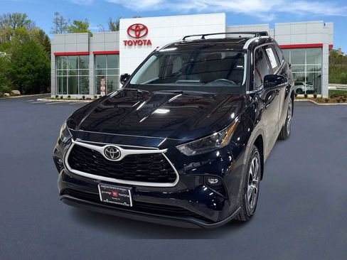 Certified 2022 Toyota Highlander XLE image 1