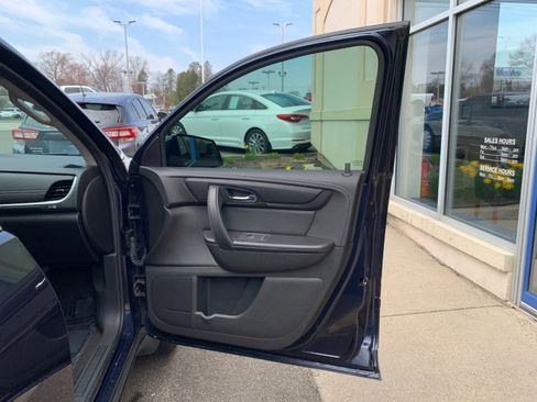 Used 2017 Chevrolet Traverse LT w/ Style and Technology Package image 34