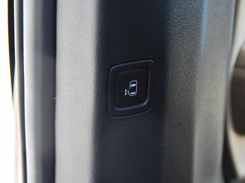 Used 2022 Kia Carnival LX FWD image 41