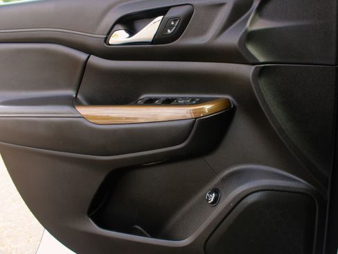 Used 2023 GMC Acadia SLE w/ Driver Convenience Package image 14