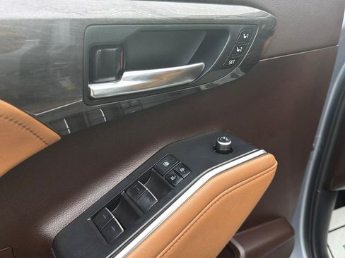 Used 2022 Toyota Highlander Platinum AWD/4WD image 16