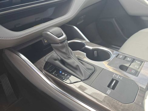 Used 2024 Toyota Highlander Limited image 37