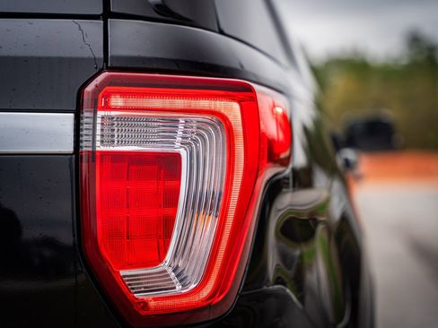 Certified 2018 Ford Explorer XLT w/ Equipment Group 202A image 14