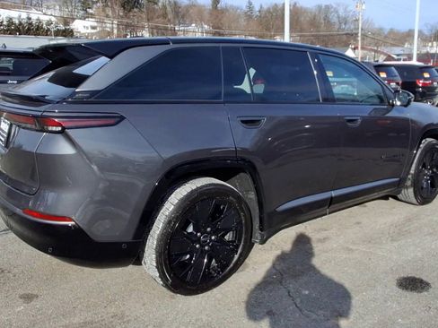 Used 2024 Jeep Wagoneer Launch Edition image 8