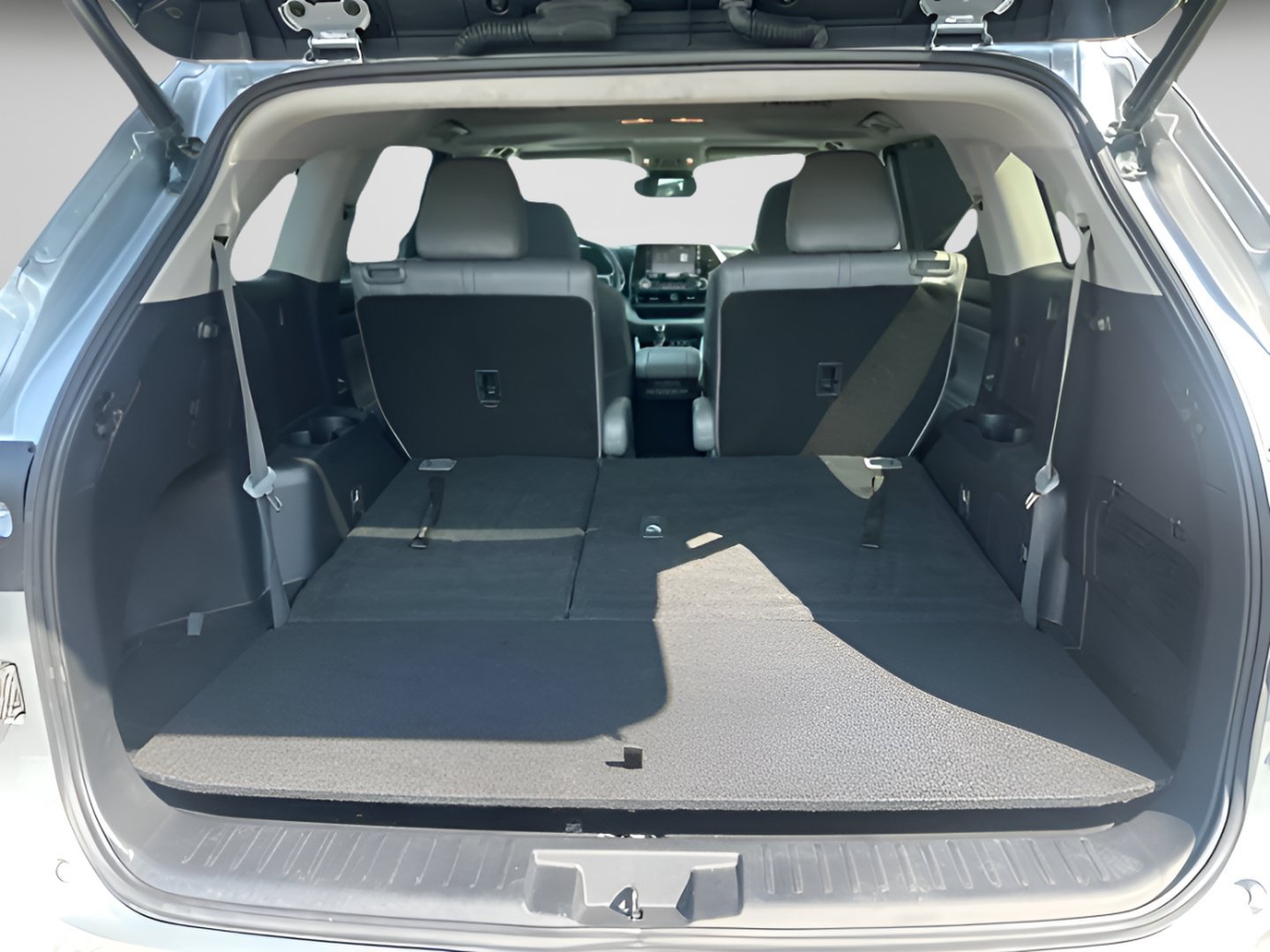 Used 2021 Toyota Highlander XLE AWD/4WD image 12