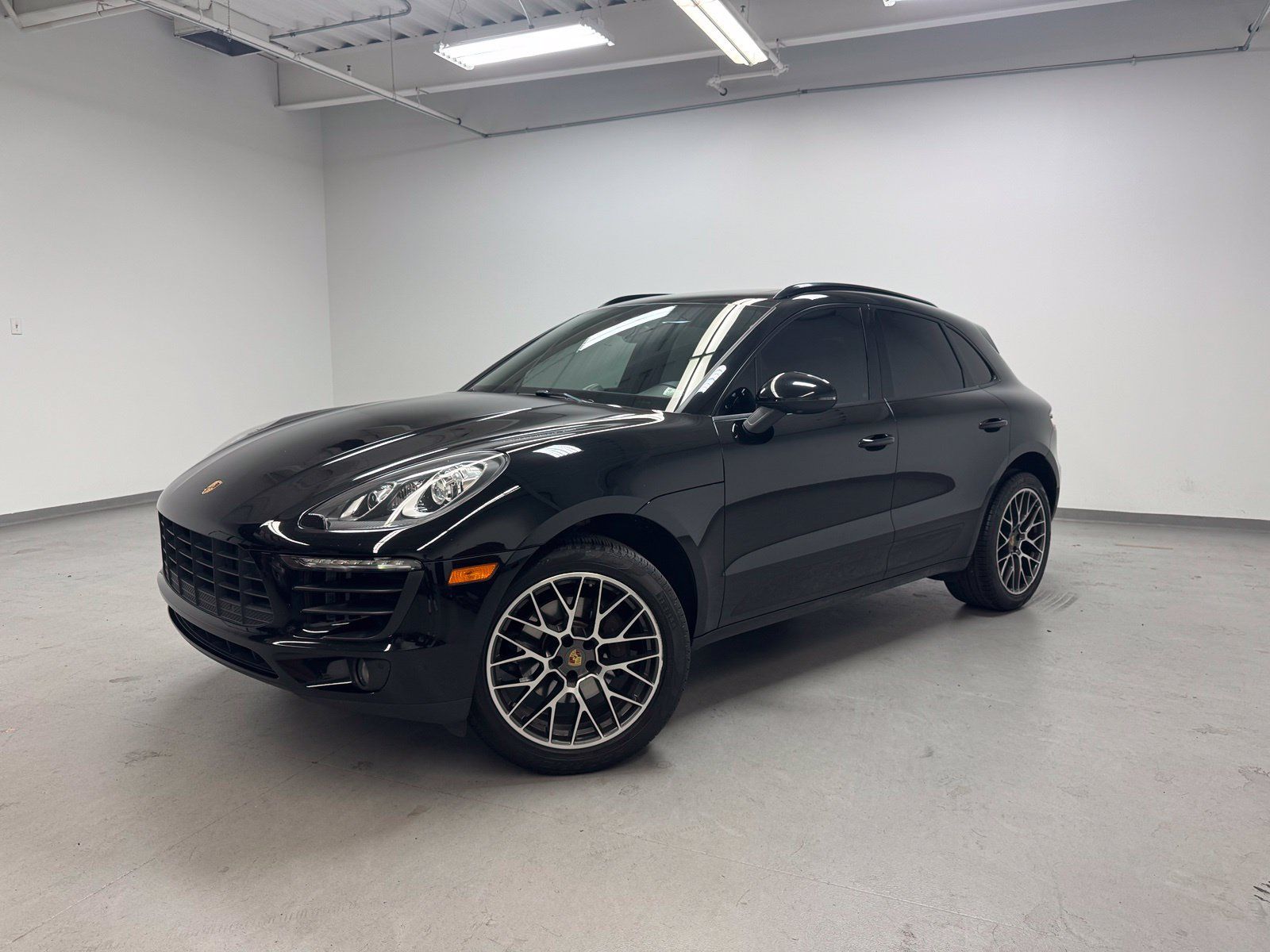 Certified 2018 Porsche Macan AWD/4WD image 1