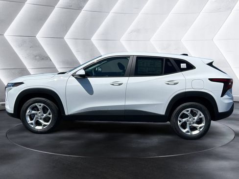 New 2026 Chevrolet Trax LS w/ LS Convenience Package FWD image 2