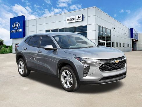 Used 2025 Chevrolet Trax LS w/ LS Convenience Package FWD image 3