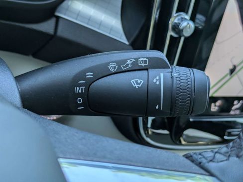 Used 2022 Volvo XC40 T5 Momentum w/ Premium Package image 36